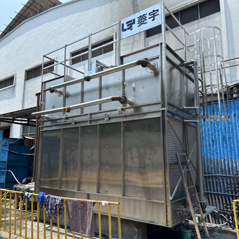 河南南陽菱宇方形復合流304不銹鋼閉式冷卻塔整體運輸到場吊裝到位